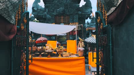Ceremonia-Balinesa-En-Templo,-Incienso-De-Decoración-Y-Ofrendas