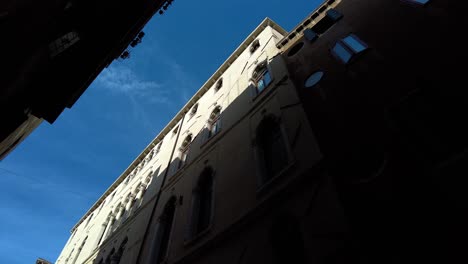 Edificios-Antiguos-Con-Cielo-Azul-En-Los-Estrechos-Canales-De-Venecia,-Italia