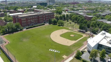 Feste-Luftaufnahme-Von-Menschen,-Die-Im-Sommer-In-Städtischer-Umgebung-Baseball-Spielen
