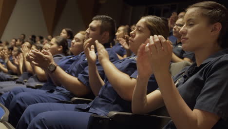 Krankenpflegeschüler-Applaudieren-Nach-Dem-Unterricht-Im-Auditorium
