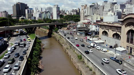 Vista-Aérea-Sobre-El-Río-Tamanduatei,-Siguiendo-El-Tráfico-En-El-Centro-De-Sao-Paulo,-Brasil