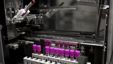 Innovative-Blutentnahmetechnologie-In-Einem-Labor