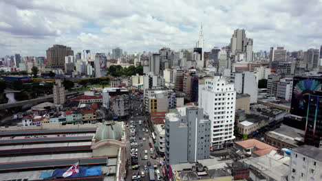 Vista-Aérea-Con-Vistas-A-Calles-Y-Edificios-En-El-Soleado-Centro-De-Sao-Paulo,-Brasil---Ascendente,-Pan,-Drone-Shot