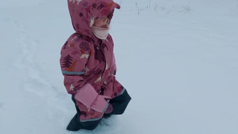 Niño-Explorando-La-Nieve-Profunda