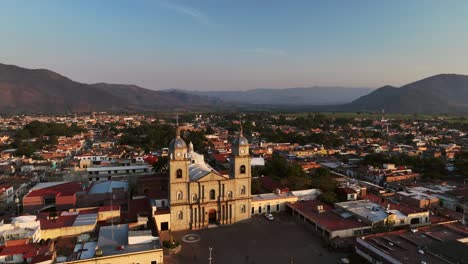 Vista-Pacífica-Del-Paisaje-Urbano-De-Tuxpan-Con-La-Iglesia-Parroquial-En-Jalisco,-México