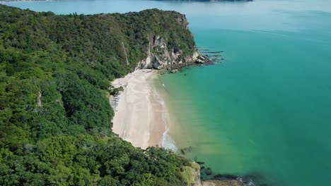 Filmische-Drohnen-Enthüllung-Von-Bergen-In-Neuseeland-Und-Einem-Versteckten-Strand-Ohne-Menschen-Und-Weißem-Sand