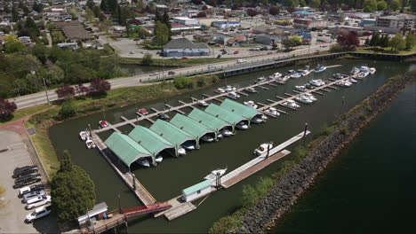 Muelle-Del-Puerto-Y-Barcos-Atracados-En-Los-Muelles-Del-Puerto-Deportivo-En-Port-Alberni,-Columbia-Británica,-Canadá,-Vista-Aérea