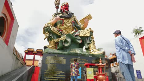 Esta-Hermosa-Estatua-Del-Santuario-Guan-yu-Koh-Samui-En-Maret,-Isla-De-Koh-Samui,-Tailandia
