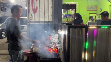 Vendedor-Ambulante-De-Comida-Que-Vende-Pollo-A-La-Parrilla-En-Un-Pequeño-Restaurante-Local-Durante-La-Noche-En-Bali