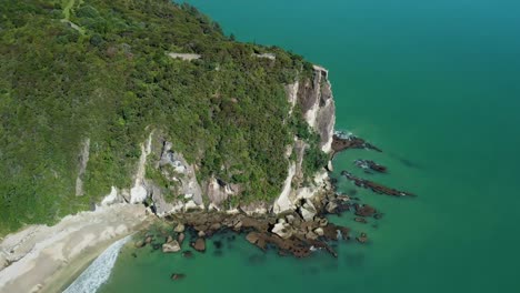 Slow-drone-pan-around-clifftop-lookout-across-the-ocean