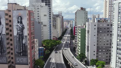 Drone-shot-of-traffic-on-the-Minhocao-highway-sunny-day-in-Sao-Paulo,-Brazil