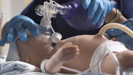 Krankenpflegestudentin-übt-Mit-Babyschaufensterpuppe