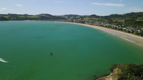 Imágenes-De-Drones-De-Barcos-Navegando-Por-La-Bahía-De-Cooks-En-Nueva-Zelanda