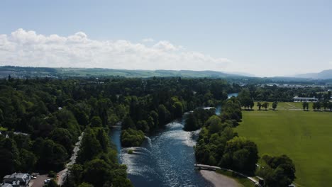 Luftaufnahme-Des-Flusses-Ness,-Der-Durch-Die-üppige-Landschaft-Schottlands-Fließt