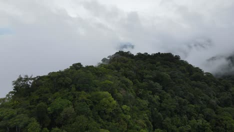 Vista-Aérea,-Nubes-Sobre-La-Selva-Tropical-Y-Los-Picos-Montañosos-De-Guyana,-Sudamérica