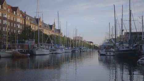 Copenhague,-Dinamarca,-Barcos-En-El-Canal-2