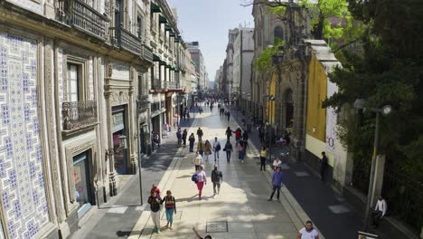 Luftaufnahme-Tief-über-Menschen-In-Der-Fußgängerzone-Von-Madero,-Im-Sonnigen-Mexiko-Stadt
