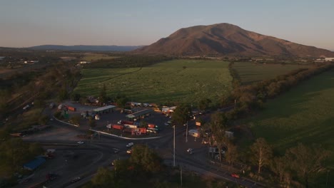 Vista-Panorámica-De-Carreteras-Nacionales-Conjuntas-Con-Tráfico-Ligero-Durante-La-Puesta-De-Sol-Cerca-De-Tuxpan,-Jalisco,-México