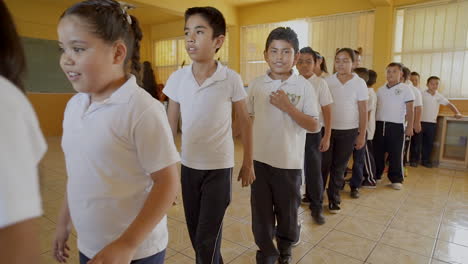 Adorables-Estudiantes-Mexicanos-Saludando-A-La-Cámara