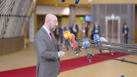 El-Presidente-Del-Consejo-Europeo-Charles-Michel-Hablando-Con-La-Prensa-Durante-La-Cumbre-De-La-Ue-En-Bruselas,-Bélgica