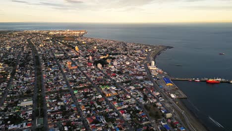 Puerto-De-Punta-Arenas-Chile-Patagónico-Estrecho-De-Magallanes-Drone-Aéreo-Sobre-La-Arquitectura-De-La-Ciudad-Y-El-Horizonte-Sobre-El-Agua-Del-Mar,-Patagonia-Antártica-Sudamericana