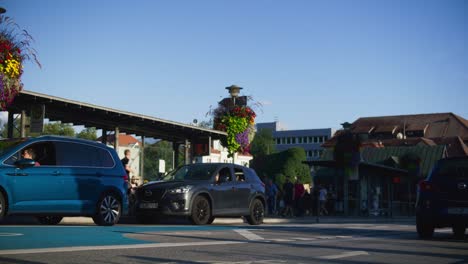 Starker-Verkehr-In-Tübingen,-Deutschland-In-4k-Innenstadt,-Heimat-Der-ältesten-Universität-Europas-Bei-Sonnenuntergang
