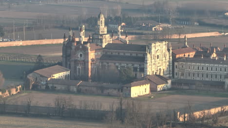 Vista-Aérea-De-La-Certosa-Di-Pavia,-Construida-A-Finales-Del-Siglo-XIV,-Tribunales-Y-El-Claustro-Del-Monasterio-Y-Santuario-En-La-Provincia-De-Pavia
