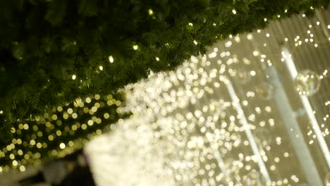 Dekorative-Verschwommene-Lichter-Während-Der-Weihnachtszeit-Im-Einkaufszentrum
