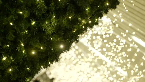 Cerca-Del-árbol-De-Navidad,-Iluminación-De-Navidad-En-Segundo-Plano.