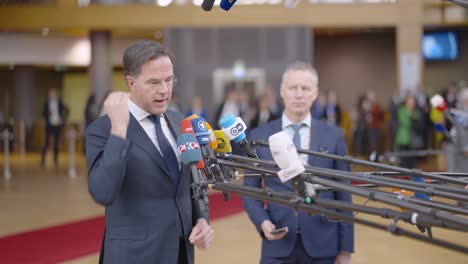 Der-Niederländische-Premierminister-Mark-Rutte-Spricht-Mit-Der-Presse-Im-Gebäude-Des-Europäischen-Rates-Während-Des-EU-Gipfels-In-Brüssel,-Belgien
