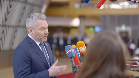 Der-österreichische-Ministerpräsident-Karl-Nehammer-Spricht-Mit-Der-Presse-Im-Gebäude-Des-Europäischen-Rates-Während-Des-EU-Gipfels-In-Brüssel,-Belgien