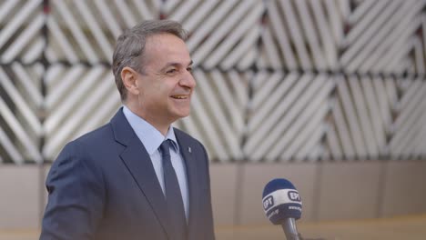 Der-Griechische-Ministerpräsident-Kyriakos-Mitsotakis-Gibt-Eine-Presseerklärung-Während-Des-Gipfeltreffens-Des-Europäischen-Rates-In-Brüssel,-Belgien-–-Nahaufnahme