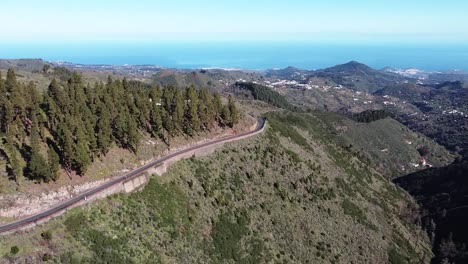 Luftdrohnenaufnahme-Der-Fahrbahn-Am-Berggipfel-Auf-Gran-Canaria,-Spanien