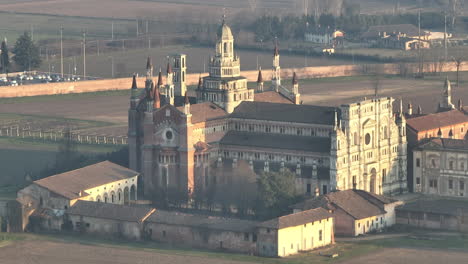 Cámara-Lenta-De-La-Certosa-Di-Pavia,-Construida-A-Finales-Del-Siglo-XIV,-Tribunales-Y-El-Claustro-Del-Monasterio-Y-Santuario-En-La-Provincia-De-Pavia
