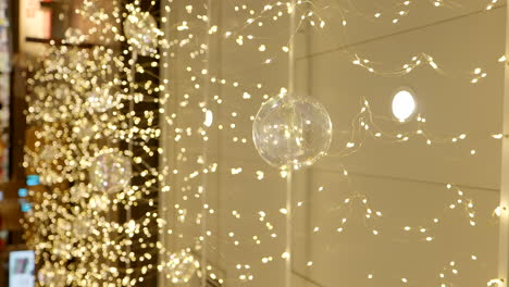 Vertikale-Warme-Weihnachts-Einkaufszentrum-Dekorationen,-Lichter,-Innenraum,-Nahaufnahme