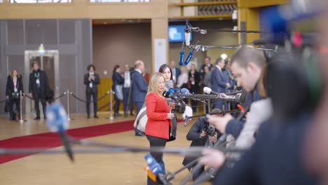 El-Primer-Ministro-Italiano,-Giorgia-Meloni,-Hablando-Con-La-Prensa-En-El-Edificio-Del-Consejo-Europeo-Durante-La-Cumbre-De-La-UE-En-Bruselas,-Bélgica.