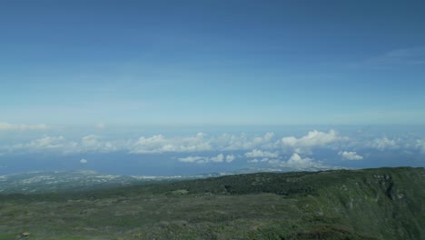 Weit-über-Den-Wolken-Von-Maido-Fliegt-Die-Drohne-An-Einem-Frühen-Morgen-Schnell-In-Richtung-Der-Küste-Der-Französischen-Insel-La-Réunion-Mit-Wolken-Darunter