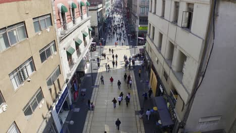 Vista-Aérea-Inversa-De-La-Gente-En-La-Calle-Peatonal-Madero,-En-El-Soleado-México