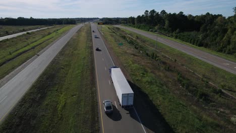 Conducción-De-Camiones-Semi-En-La-Autopista-De-Los-Estados-Unidos