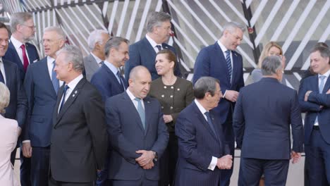 Los-Jefes-De-Estado-Y-De-Gobierno-De-La-Unión-Europea-Se-Reúnen-Para-Su-Retrato-Oficial-En-La-Cumbre-Del-Consejo-Europeo-En-Bruselas,-Bélgica---Toma-Panorámica