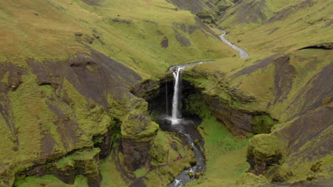 Luftaufnahme:-Langsame-Schwenkaufnahme-Des-Kvernufoss-Wasserfalls-Im-Süden-Islands