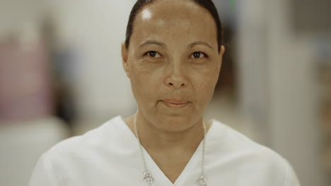 Retrato-De-Joven-Enfermera-Sonriente