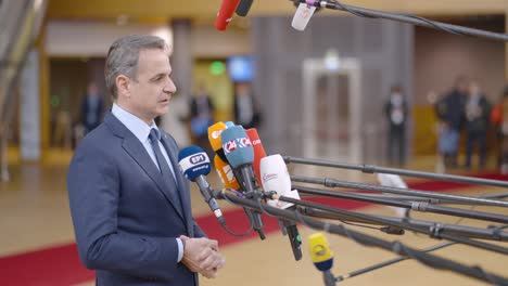Der-Griechische-Premierminister-Kyriakos-Mitsotakis-Spricht-Mit-Der-Presse-Im-Gebäude-Des-Europäischen-Rates-Während-Des-EU-Gipfels-In-Brüssel,-Belgien