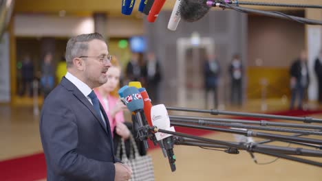 Der-Luxemburgische-Premierminister-Xavier-Bettel-Spricht-Mit-Der-Presse-Im-Gebäude-Des-Europäischen-Rates-Während-Des-EU-Gipfels-In-Brüssel,-Belgien