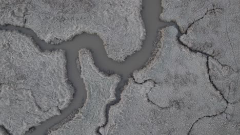 Salzwiesenwasser-Weg-Vogelperspektive-Frost-Oben-Muster-Textur-Natur-Umgebung-Norfolk-Vereinigtes-Königreich