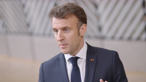 El-Presidente-Francés-Emmanuel-Macron-Dando-Un-Comunicado-De-Prensa-Durante-La-Cumbre-Del-Consejo-Europeo-En-Bruselas,-Bélgica---Primer-Plano