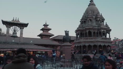 Caminar-Dentro-Del-Sitio-Del-Patrimonio-Mundial---Plaza-Patan-Durbar,-Valle-De-Katmandú