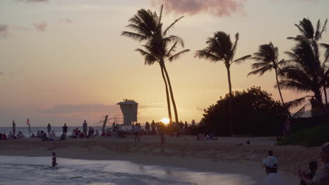 Ruhiger-Abend-Am-Poipu-Strand-Bei-Sonnenuntergang,-Während-Strandbesucher-Das-Wasser-Und-Den-Sand-Genießen
