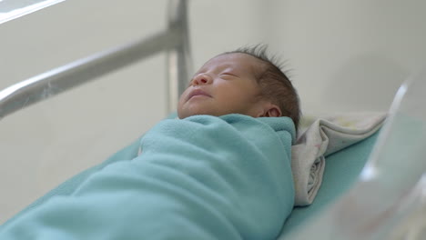 Süße-Träume:-Neugeborenes-Schläft-Im-Inkubator