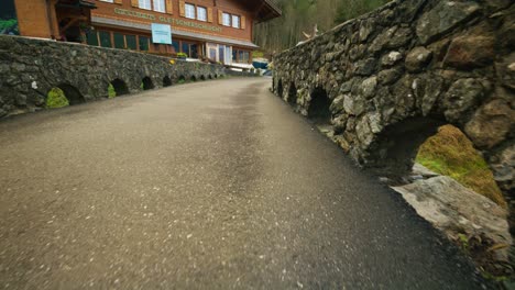 Über-Die-Steinbrücke-In-Richtung-Gletscherschlucht-In-Grindelwald-In-4-Km-Laufen